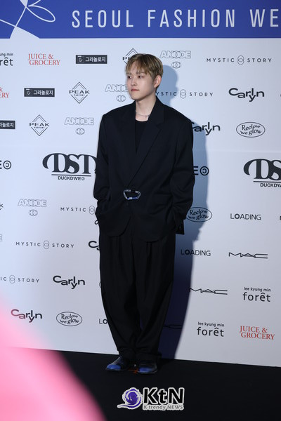 김우진, 2025 서울패션위크 덕다이브 쇼에서 세련된 패션 감각 선보여  /사진=K trendy NEWS DB ⓒ케이 트렌디뉴스 무단전재 및 수집, 재배포금지
