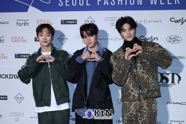 영광은 청재킷과 블랙 팬츠로 젊은 세대의 패션을 반영하는 세련된 룩을, 태환은 녹색 스포츠 재킷과 화이트 티셔츠로 스포티하고 실용적인 도시적 스타일을, GON은 대담한 호피 패턴 재킷으로 예술적 감각을 강조하며 각자의 독특한 패션 센스를 패션위크 포토콜에서 선보였다./사진=K trendy NEWS DB ⓒ케이 트렌디뉴스 무단전재 및 수집, 재배포금지
