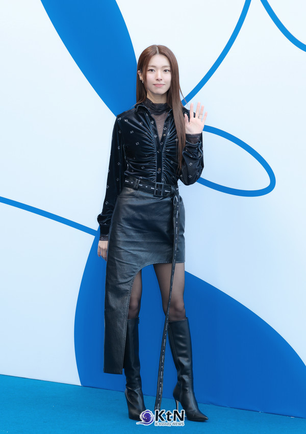 하영은 벨벳 소재의 블라우스와 비대칭 가죽 스커트가 조화를 이루며 고급스러우면서도 감각적인 스타일링을 완성했다. /사진=K trendy NEWS DB ⓒ케이 트렌디뉴스 무단전재 및 수집, 재배포금지