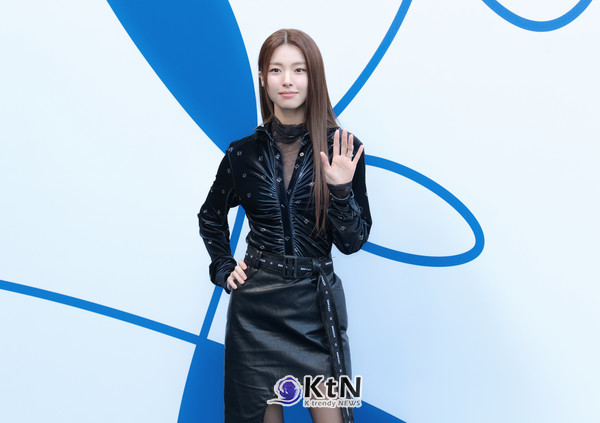  하영은 행사장에서 손 인사를 건네며 부드러운 카리스마를 발산했다./사진=K trendy NEWS DB ⓒ케이 트렌디뉴스 무단전재 및 수집, 재배포금지