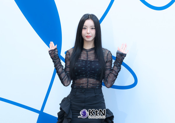 서울패션위크에서 세리는 독보적인 블랙룩 스타일링과 카리스마 넘치는 포즈로 패션 관계자들과 팬들의 찬사를 받았다. /사진=K trendy NEWS DB ⓒ케이 트렌디뉴스 무단전재 및 수집, 재배포금지