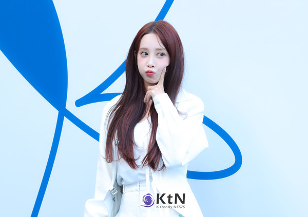  볼을 살짝 찌르는 포즈에서는 특유의 사랑스러움과 장난기 어린 미소가 돋보이며 현장의 분위기를 더욱 화기애애하게 만들었다. /사진=K trendy NEWS DB ⓒ케이 트렌디뉴스 무단전재 및 수집, 재배포금지