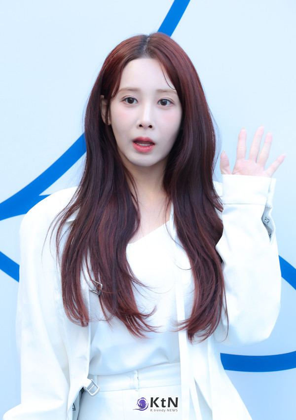 유지애는 한 손을 가볍게 들어 사랑스러운 웨이브 인사를 건넸다. /사진=K trendy NEWS DB ⓒ케이 트렌디뉴스 무단전재 및 수집, 재배포금지