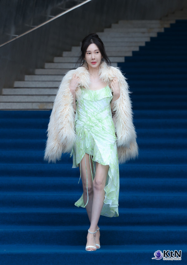 배우 신주아가 2025 F/W 서울패션위크 두칸(DOUCAN) 포토월에 참석해 추위를 잊은 듯한 과감한 패션으로 이목을 집중시켰다. /사진=K trendy NEWS DB ⓒ케이 트렌디뉴스 무단전재 및 수집, 재배포금지
