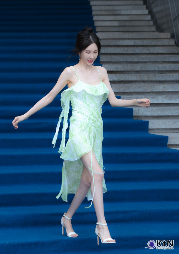 추운 날씨 속에서도 신주아는 당당한 워킹과 우아한 포즈로 럭셔리한 분위기를 극대화했다./사진=K trendy NEWS DB ⓒ케이 트렌디뉴스 무단전재 및 수집, 재배포금지