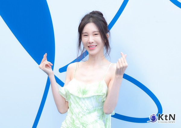 신주아는 은은한 연두빛 패턴이 돋보이는 슬립 드레스를 입고 등장했다. 가벼운 소재의 롱 드레스는 자연스럽게 흐르는 실루엣을 연출하며, 여성스러운 분위기를 강조했다. /사진=K trendy NEWS DB ⓒ케이 트렌디뉴스 무단전재 및 수집, 재배포금지