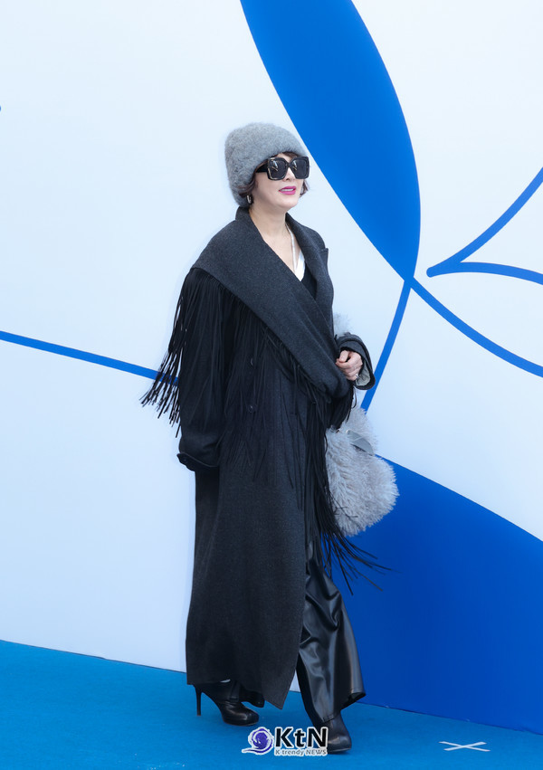  2025F/W서울패션위크에서 배우 이승연은  올블랙 룩에 감각적인 액세서리를 더해 겨울 패션의 정수를 보여주었다./사진=K trendy NEWS DB ⓒ케이 트렌디뉴스 무단전재 및 수집, 재배포금지