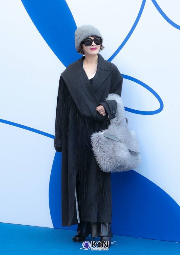  배우 이승연이 2025 F/W 서울패션위크 두칸(DOUCAN) 포토월에서 독보적인 스타일링으로 등장하며 시선을 사로잡았다./사진=K trendy NEWS DB ⓒ케이 트렌디뉴스 무단전재 및 수집, 재배포금지