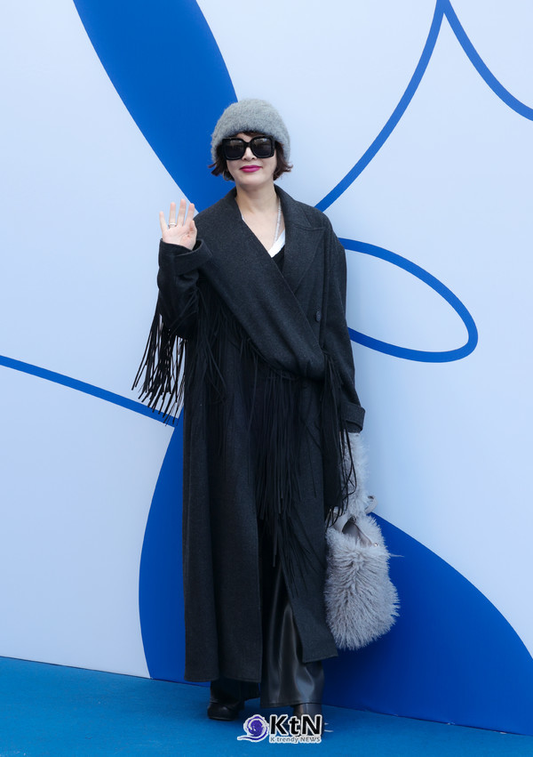  이승연만의 감각적인 스타일을 더욱 강조했으며, 가죽 팬츠와 블랙 힐 부츠로 강렬한 인상을 더했다. /사진=K trendy NEWS DB ⓒ케이 트렌디뉴스 무단전재 및 수집, 재배포금지