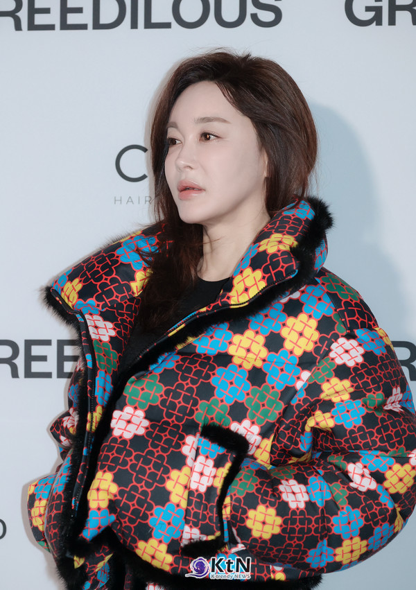  김혜은은 디자이너 브랜드 '그리디어스(GREEDILOUS)'의 포토월에 등장해 강렬한 컬러와 독특한 패턴이 돋보이는 룩으로 패션 아이콘다운 면모를 과시했다. /사진=K trendy NEWS DB ⓒ케이 트렌디뉴스 무단전재 및 수집, 재배포금지