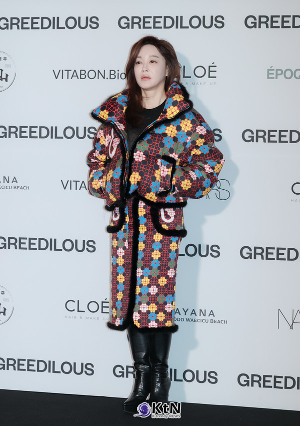 김혜은은 블랙을 기본으로 한 다채로운 색상의 패딩 코트를 선택해 시선을 사로잡았다./사진=K trendy NEWS DB ⓒ케이 트렌디뉴스 무단전재 및 수집, 재배포금지