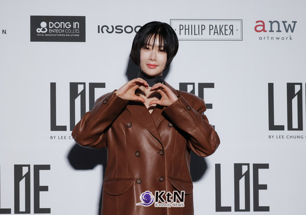 배우 클라라가 서울패션위크 포토월에서 독보적인 스타일을 선보이며 화제를 모았다. /사진=K trendy NEWS DB ⓒ케이 트렌디뉴스 무단전재 및 수집, 재배포금지
