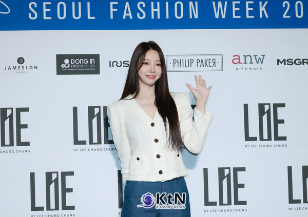 최근 ‘솔로지옥’ 출연 이후 더욱 화제를 모으고 있는 김혜진은 포토월에서 손을 흔들며 인사를 건네고 있다. /사진=K trendy NEWS DB ⓒ케이 트렌디뉴스 무단전재 및 수집, 재배포금지