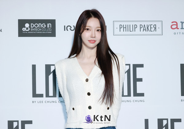김혜진은 이날 화이트 트위드 재킷과 데님 팬츠를 매치해 우아하면서도 캐주얼한 분위기를 연출했다. /사진=K trendy NEWS DB ⓒ케이 트렌디뉴스 무단전재 및 수집, 재배포금지