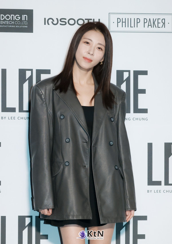 하지원은 블랙 컬러의 오버사이즈 레더 블레이저와 미니 원피스를 매치해 도시적인 무드를 연출했다. /사진=K trendy NEWS DB ⓒ케이 트렌디뉴스 무단전재 및 수집, 재배포금지