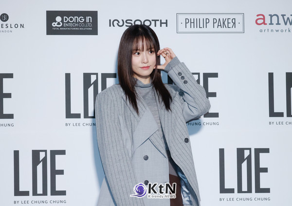 2025 F/W 서울패션위크에서 배윤경은 감각적인 스타일링과 우아한 포즈로 패션계의 주목을 받았다. /사진=K trendy NEWS DB ⓒ케이 트렌디뉴스 무단전재 및 수집, 재배포금지