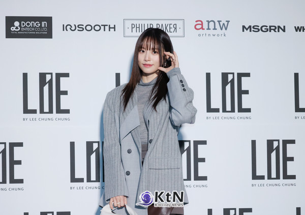 2025 F/W 서울패션위크에서 배윤경은 감각적인 스타일링과 우아한 포즈로 패션계의 주목을 받았다. /사진=K trendy NEWS DB ⓒ케이 트렌디뉴스 무단전재 및 수집, 재배포금지