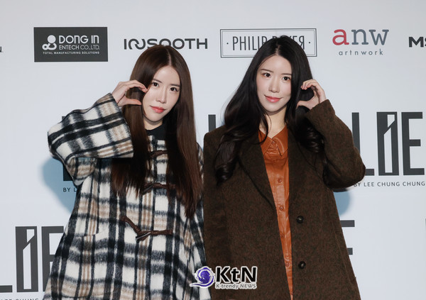 배우 김상지와 김상아가 2025 F/W 서울패션위크 포토월에서 개성 넘치는 스타일링과 다채로운 포즈로 패션 감각을 뽐냈다./사진=K trendy NEWS DB ⓒ케이 트렌디뉴스 무단전재 및 수집, 재배포금지