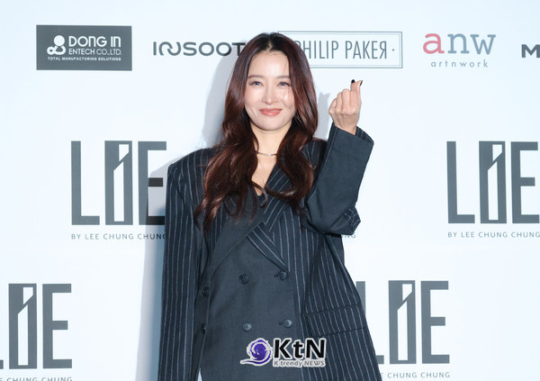  황보는 깊이 있는 눈빛과 부드러운 미소가 더해져 패션위크의 분위기를 더욱 돋보이게 만들었다. /사진=K trendy NEWS DB ⓒ케이 트렌디뉴스 무단전재 및 수집, 재배포금지