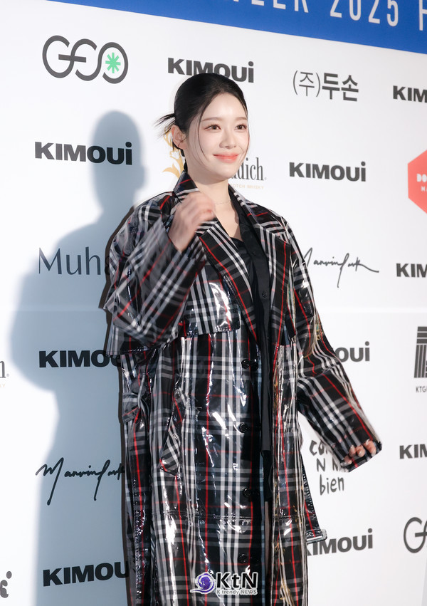 배우 김재인이 2025 F/W 서울패션위크 포토월에서 독보적인 패션 감각과 매력적인 포즈로 현장의 시선을 사로잡았다./사진=K trendy NEWS DB ⓒ케이 트렌디뉴스 무단전재 및 수집, 재배포금지