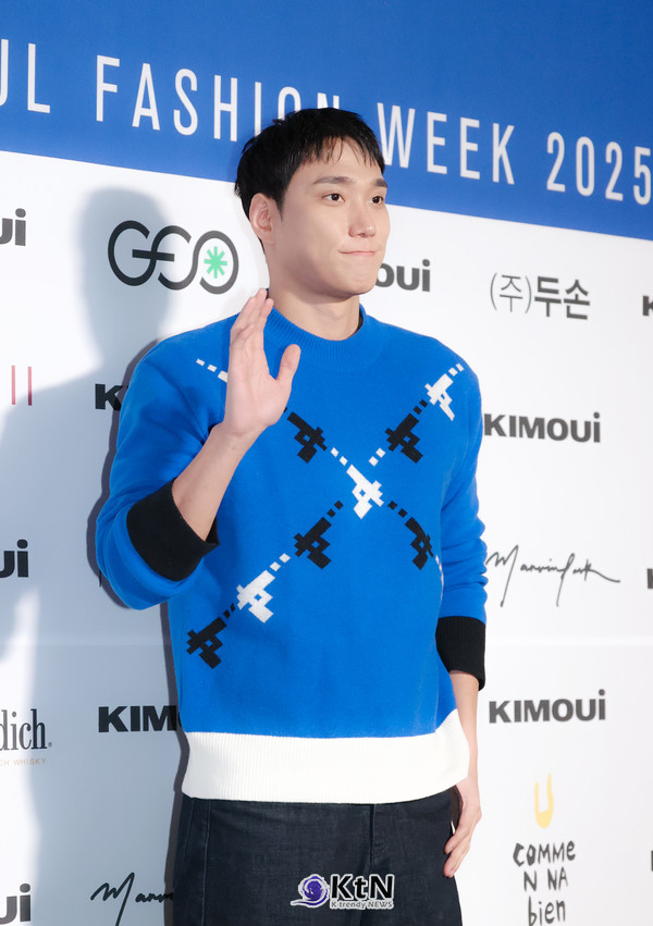  배우 박민규가 2025 F/W 서울패션위크 키모우이(KIMOUI) 포토월에서 세련된 캐주얼 룩과 자연스러운 포즈로 주목을 받았다. /사진=K trendy NEWS DB ⓒ케이 트렌디뉴스 무단전재 및 수집, 재배포금지