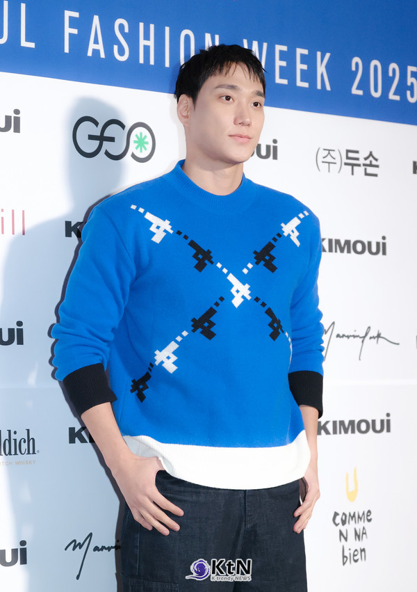 포토월에서 박민규는 손을 흔들며 밝은 미소를 짓거나 살짝 입을 다물며 자연스러운 표정을 연출했다./사진=K trendy NEWS DB ⓒ케이 트렌디뉴스 무단전재 및 수집, 재배포금지