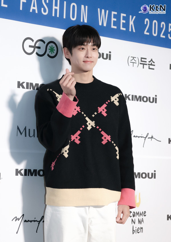 배우 손원익이 2025 F/W 서울패션위크 키모우이(KIMOUI) 포토월에서 댄디한 캐주얼룩과 부드러운 미소로 현장을 환하게 밝혔다. /사진=K trendy NEWS DB ⓒ케이 트렌디뉴스 무단전재 및 수집, 재배포금지