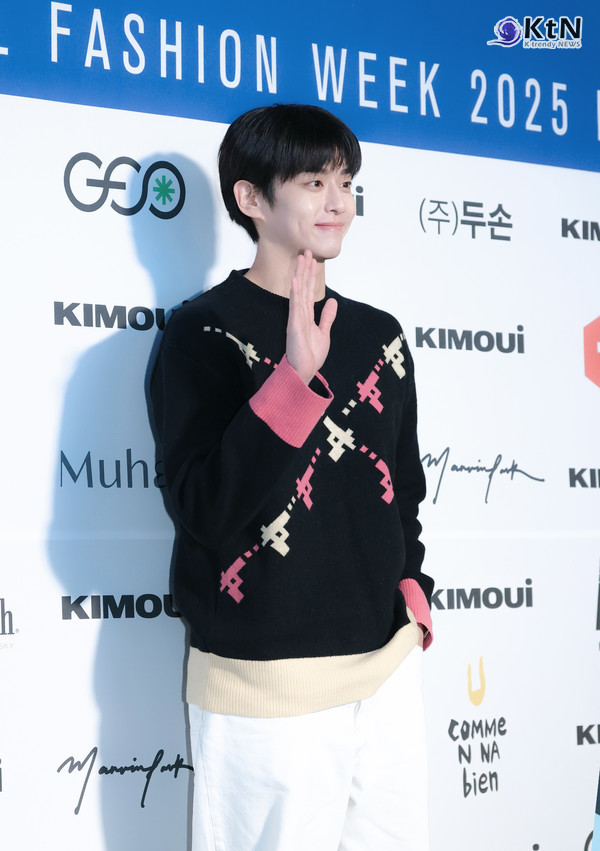 배우 손원익이 2025 F/W 서울패션위크 키모우이(KIMOUI) 포토월에서 댄디한 캐주얼룩과 부드러운 미소로 현장을 환하게 밝혔다. /사진=K trendy NEWS DB ⓒ케이 트렌디뉴스 무단전재 및 수집, 재배포금지