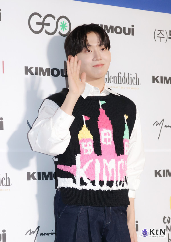  포토월에서 허성범은 손을 흔들거나 손가락 하트를 만들어 팬들과 소통하는 모습을 보였다./사진=K trendy NEWS DB ⓒ케이 트렌디뉴스 무단전재 및 수집, 재배포금지
