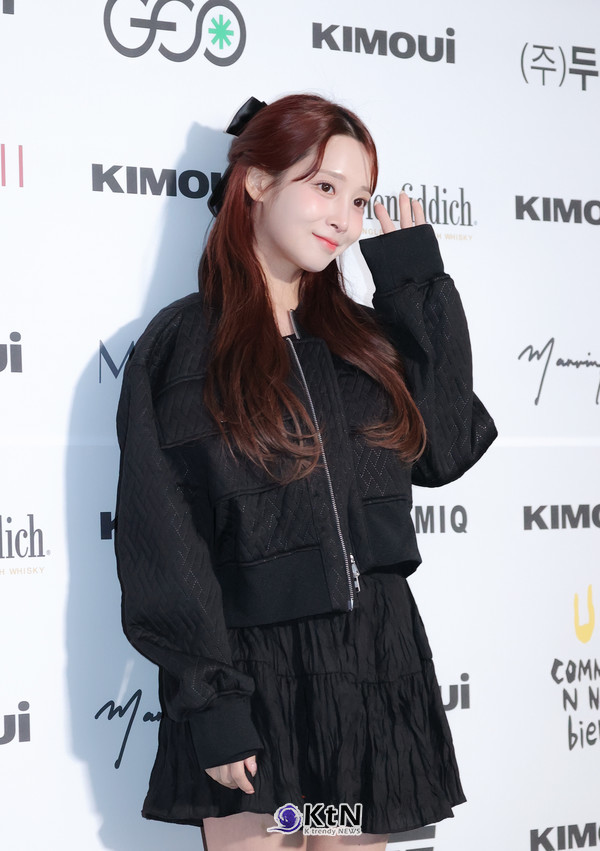 포토월에서 유지애는 손을 흔들며 밝은 미소를 짓거나 자연스럽게 시선을 움직이며 다채로운 포즈를 선보였다. /사진=K trendy NEWS DB ⓒ케이 트렌디뉴스 무단전재 및 수집, 재배포금지
