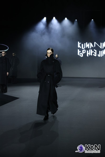 쿠만 유혜진의 2025 F/W 컬렉션 역시 이러한 변화와 궤를 같이 한다. 전통적인 테일러링을 현대적으로 재해석하며, 기존의 고급스러운 요소를 유지하면서도 실용성을 강화했다.사진=K trendy NEWS DB ⓒ케이 트렌디뉴스 무단전재 및 수집, 재배포금지