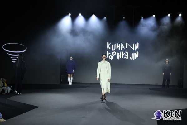 쿠만 유혜진의 2025 F/W 컬렉션 역시 이러한 변화와 궤를 같이 한다. 전통적인 테일러링을 현대적으로 재해석하며, 기존의 고급스러운 요소를 유지하면서도 실용성을 강화했다.사진=K trendy NEWS DB ⓒ케이 트렌디뉴스 무단전재 및 수집, 재배포금지