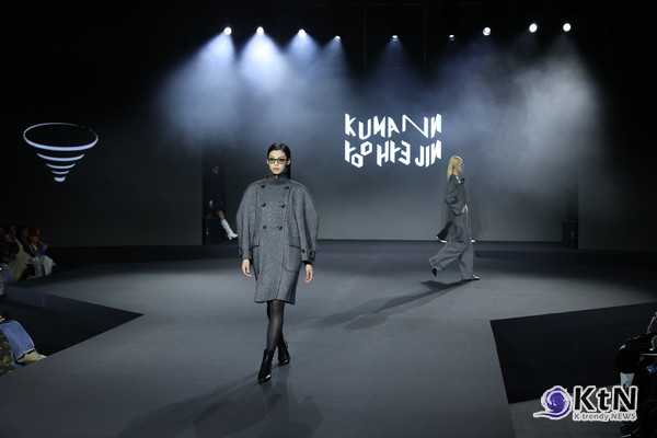 쿠만 유혜진의 2025 F/W 컬렉션 역시 이러한 변화와 궤를 같이 한다. 전통적인 테일러링을 현대적으로 재해석하며, 기존의 고급스러운 요소를 유지하면서도 실용성을 강화했다.사진=K trendy NEWS DB ⓒ케이 트렌디뉴스 무단전재 및 수집, 재배포금지
