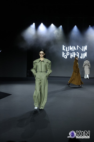 쿠만 유혜진의 2025 F/W 컬렉션 역시 이러한 변화와 궤를 같이 한다. 전통적인 테일러링을 현대적으로 재해석하며, 기존의 고급스러운 요소를 유지하면서도 실용성을 강화했다.사진=K trendy NEWS DB ⓒ케이 트렌디뉴스 무단전재 및 수집, 재배포금지