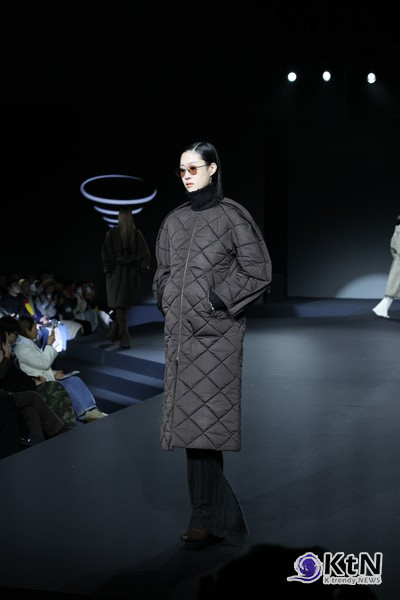 쿠만 유혜진의 2025 F/W 컬렉션 역시 이러한 변화와 궤를 같이 한다. 전통적인 테일러링을 현대적으로 재해석하며, 기존의 고급스러운 요소를 유지하면서도 실용성을 강화했다.사진=K trendy NEWS DB ⓒ케이 트렌디뉴스 무단전재 및 수집, 재배포금지