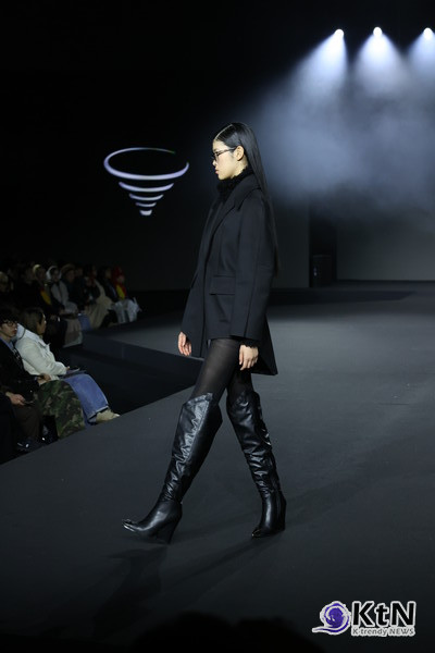 쿠만 유혜진의 2025 F/W 컬렉션이 글로벌 시장에서 주목받는 이유. 사진=K trendy NEWS DB ⓒ케이 트렌디뉴스 무단전재 및 수집, 재배포금지