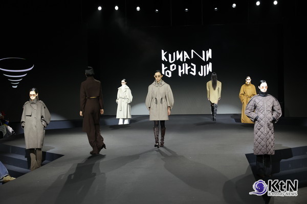 쿠만 유혜진(KUMANN YOO HYE JIN)의 2025 F/W 컬렉션 ‘화신(The Incarnated)’은 단순한 디자인을 넘어, 디지털 시대 속 인간적 감각과 창의성의 본질을 탐구하는 컬렉션이었다. 사진=K trendy NEWS DB ⓒ케이 트렌디뉴스 무단전재 및 수집, 재배포금지