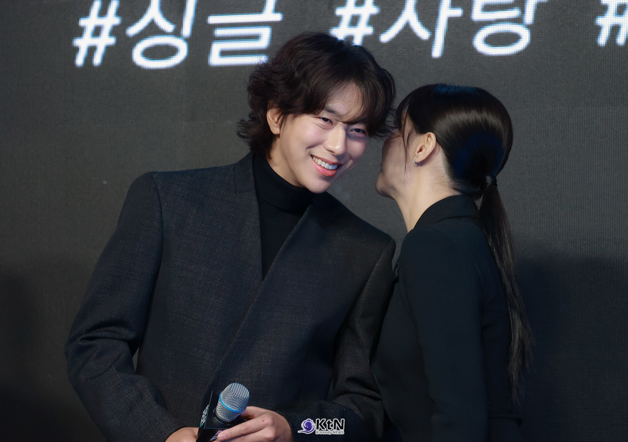 숏폼 콘텐츠 플랫폼 '펄스픽' 첫 미디어 론칭 데이에 드라마 '싱글남녀'의 주연배우 윤현민, 김혜성, 이정섭감독이 다정하게 포즈를 취하고 있다. / 사진=K trendy NEWS DB ⓒ케이 트렌디뉴스 무단전재 및 수집, 재배포금지.