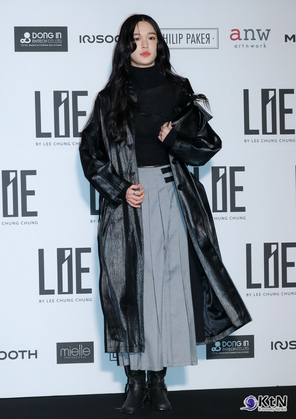 이수현, 블랙 레더 코트와 클래식 패턴 팬츠로 완성한 강렬한 스타일링, 세련된 포즈까지 완벽 소화/사진=K trendy NEWS DB ⓒ케이 트렌디뉴스 무단전재 및 수집, 재배포금지