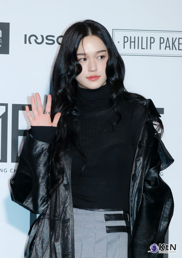 이수현, 블랙 레더 코트와 클래식 패턴 팬츠로 완성한 강렬한 스타일링, 세련된 포즈까지 완벽 소화/사진=K trendy NEWS DB ⓒ케이 트렌디뉴스 무단전재 및 수집, 재배포금지