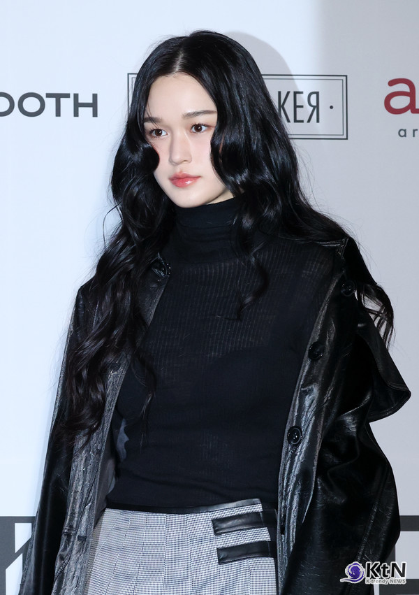 이수현, 블랙 레더 코트와 클래식 패턴 팬츠로 완성한 강렬한 스타일링, 세련된 포즈까지 완벽 소화/사진=K trendy NEWS DB ⓒ케이 트렌디뉴스 무단전재 및 수집, 재배포금지