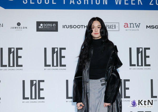 이수현, 블랙 레더 코트와 클래식 패턴 팬츠로 완성한 강렬한 스타일링, 세련된 포즈까지 완벽 소화/사진=K trendy NEWS DB ⓒ케이 트렌디뉴스 무단전재 및 수집, 재배포금지