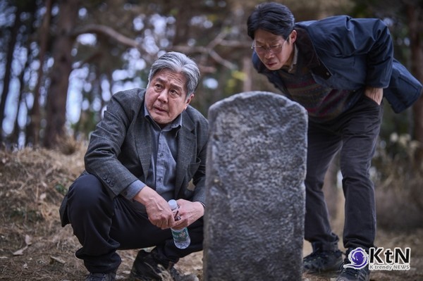 최종 스코어가 기대되는 '파묘', 900만 관객 돌파로 천만 클럽 입성 눈앞에 사진=2024.03.17 쇼박스 / K trendy NEWS DB ⓒ케이 트렌디뉴스 무단전재 및 수집, 재배포금지 