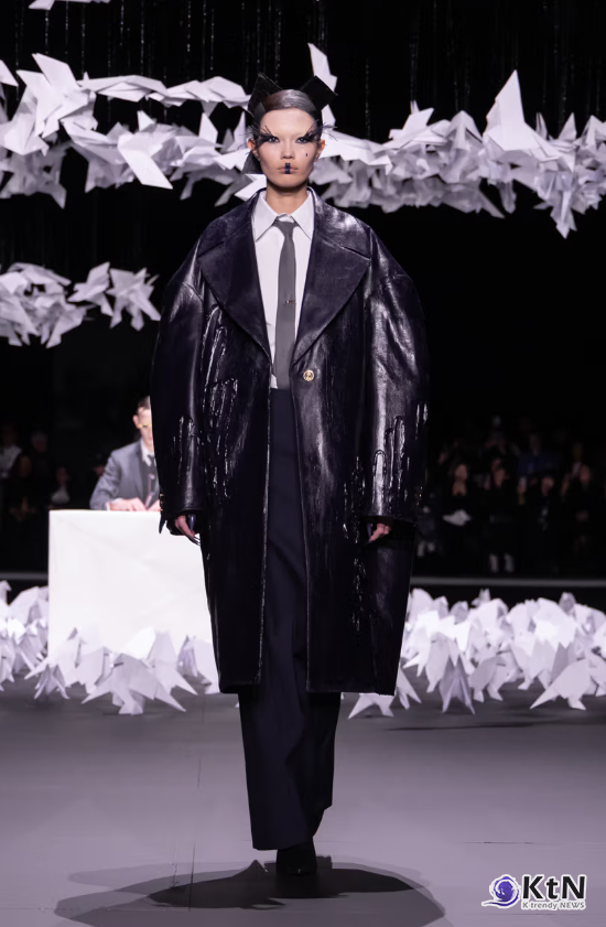 톰 브라운(Thom Browne) FW25 컬렉션은 고전적인 테일러링의 정수를 초현실적인 세계관으로 확장한 패션 판타지. 사진=Gregoire Avinel, K trendy NEWS DB ⓒ케이 트렌디뉴스 무단전재 및 수집, 재배포금지