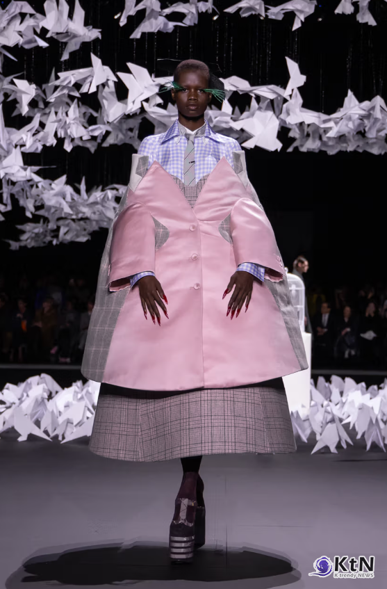 톰 브라운(Thom Browne) FW25 컬렉션은 고전적인 테일러링의 정수를 초현실적인 세계관으로 확장한 패션 판타지. 사진=Gregoire Avinel, K trendy NEWS DB ⓒ케이 트렌디뉴스 무단전재 및 수집, 재배포금지