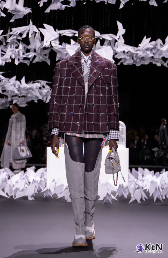 톰 브라운(Thom Browne) FW25 컬렉션은 고전적인 테일러링의 정수를 초현실적인 세계관으로 확장한 패션 판타지. 사진=Gregoire Avinel, K trendy NEWS DB ⓒ케이 트렌디뉴스 무단전재 및 수집, 재배포금지