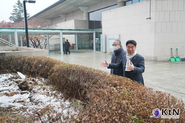 전두환_휘호석_철거자리_살펴보는_이기헌_의원과_장형준_예술의전당_사장.   사진=이기헌 의원실,  K trendy NEWS DB ⓒ케이 트렌디뉴스 무단전재 및 수집, 재배포금지