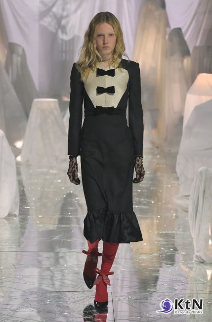 Alessandro Michele의 Valentino에서 선보인 2025년 봄/여름 컬렉션은 패션계를 넘어 뷰티 트렌드에도 큰 영향을 미치는 순간이었다. /사진= Valentino, K trendy NEWS DB ⓒ케이 트렌디뉴스 무단전재 및 수집, 재배포금지