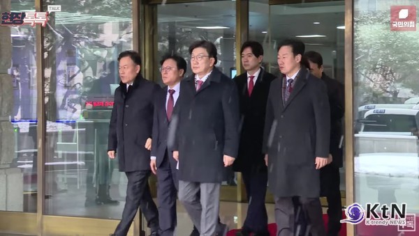 국민의힘 권성동, 헌법재판소 또 항의 방문… “편파적이고 불공정한 진행” 사진=2025 02.12 국민의힘 유튜브 갈무리 K trendy NEWS DB ⓒ케이 트렌디뉴스 무단전재 및 수집, 재배포금지
