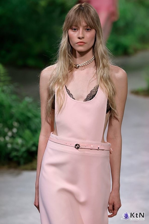 구찌의 크루즈 2025 컬렉션은 런던에 대한 헌사를 담은 사르노의 독창성과 비전을 보여주며, 앞으로의 행보에 대한 기대감을 한껏 높였다./사진= Gucci, K trendy NEWS DB ⓒ케이 트렌디뉴스 무단전재 및 수집, 재배포금지